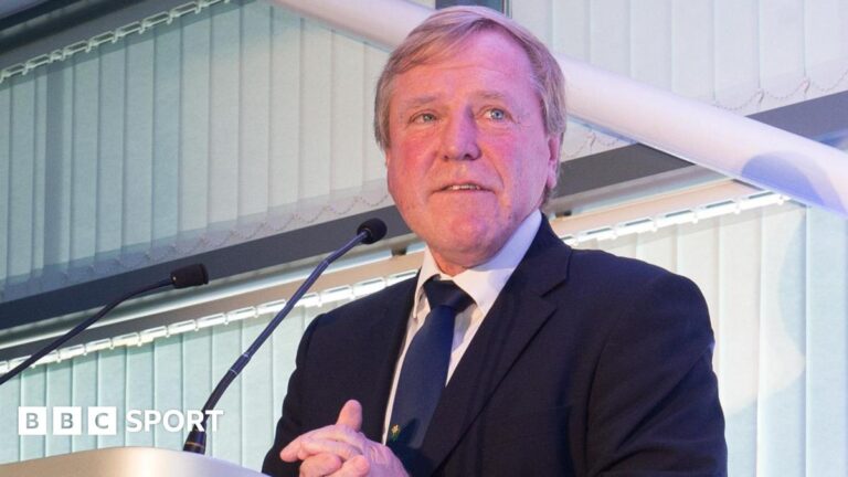 Hugh Morris: Ex-England and Glamorgan batter and ECB chief executive dies Hugh Morris gives a speech