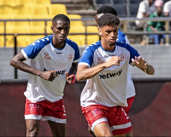Simba hold onto De Reuck