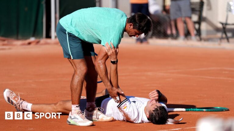 French Open 2026 results: Jakub Mensik collapses after second-round win during heatwave at Roland Garros Jakub Mensik lies on the floor and opponent Mariano Navone tries to assist him