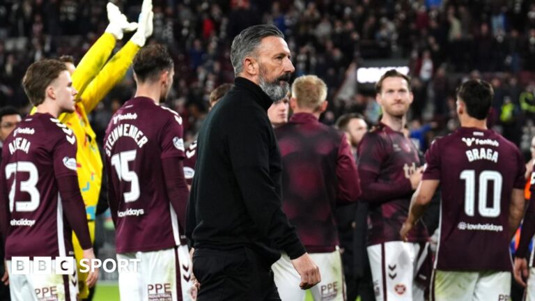 Derek McInnes and his Hearts players