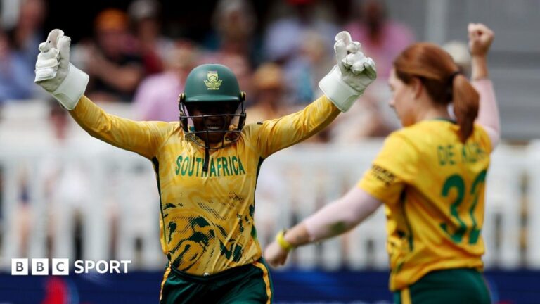 Nadine de Klerk celebrates wicket