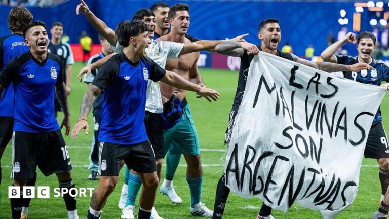 World Cup 2026: Fifa ‘assessing reports’ after Argentina players hold Falklands banner Argentina players holding a banner reading "Las Malvinas son Argentinas"