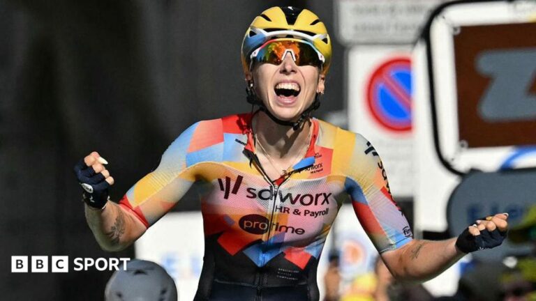 Lorena Wiebes celebrating