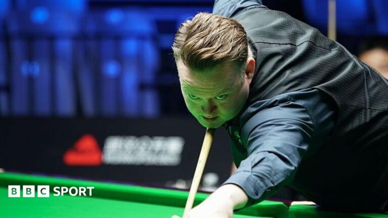 English Open: Shaun Murphy beats Judd Trump in final-frame decider Shaun Murphy playing snooker